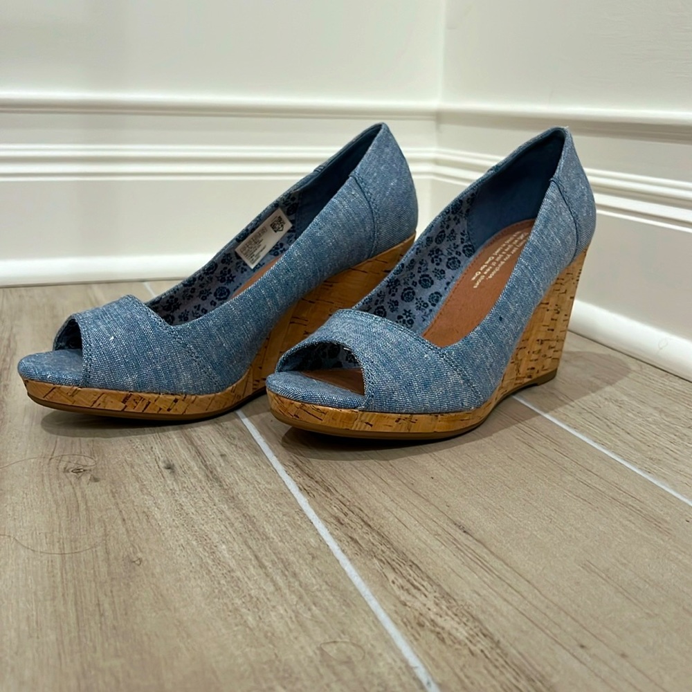 NWOT TOMS chambray wedges